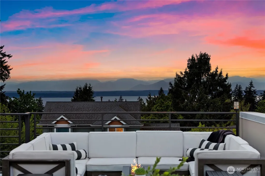 12002 Greenwood Avenue N Seattle WA 98133