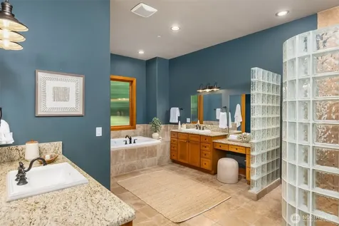 5976 NE Whitmore Way Bainbridge Island WA 98110