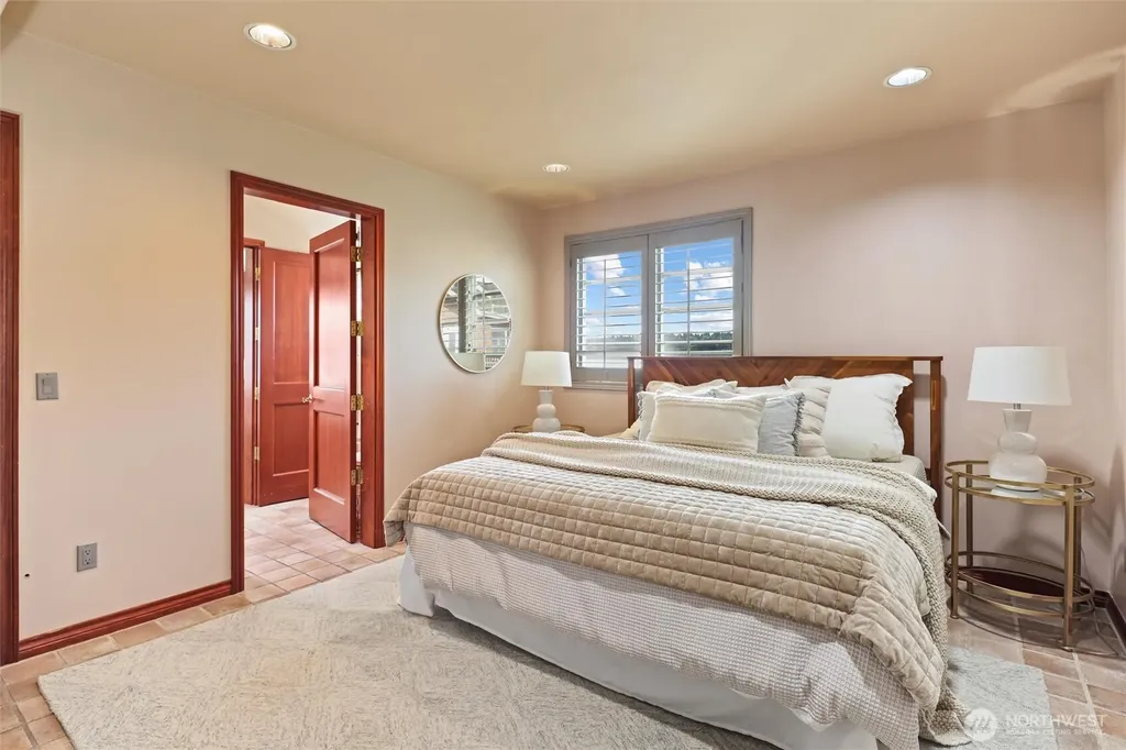 4701 NE Shore Place Lake Forest Park WA 98155