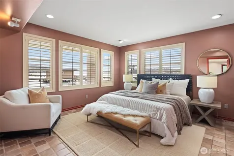 4701 NE Shore Place Lake Forest Park WA 98155