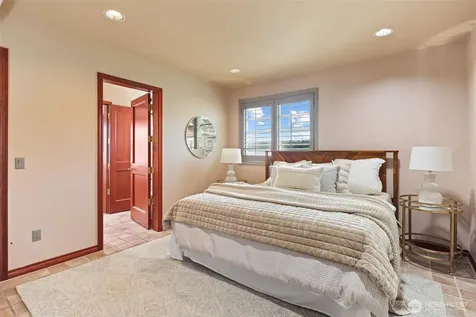 4701 NE Shore Place Lake Forest Park WA 98155