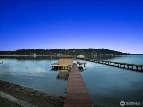 4701 NE Shore Place Lake Forest Park WA 98155