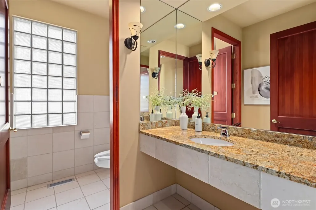 4701 NE Shore Place Lake Forest Park WA 98155