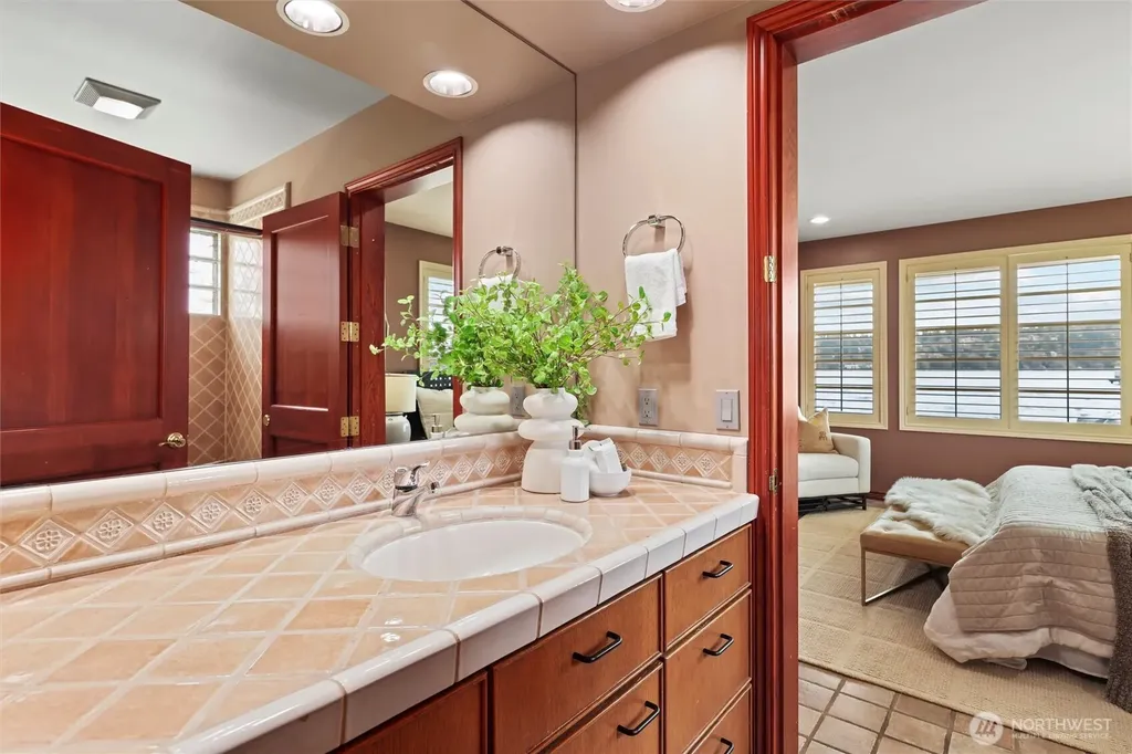 4701 NE Shore Place Lake Forest Park WA 98155