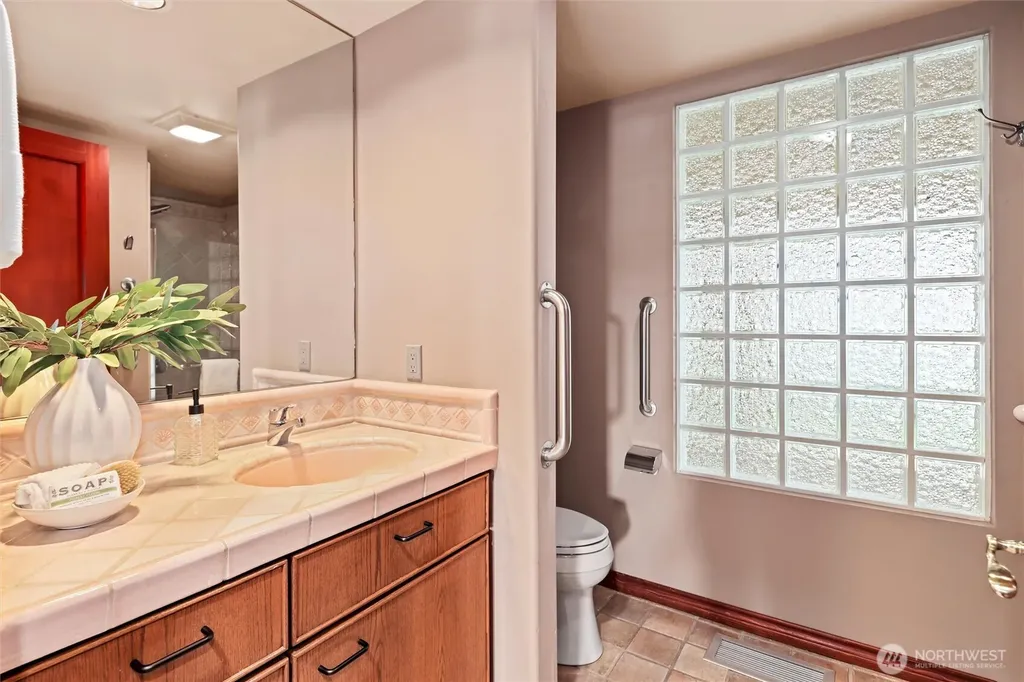 4701 NE Shore Place Lake Forest Park WA 98155