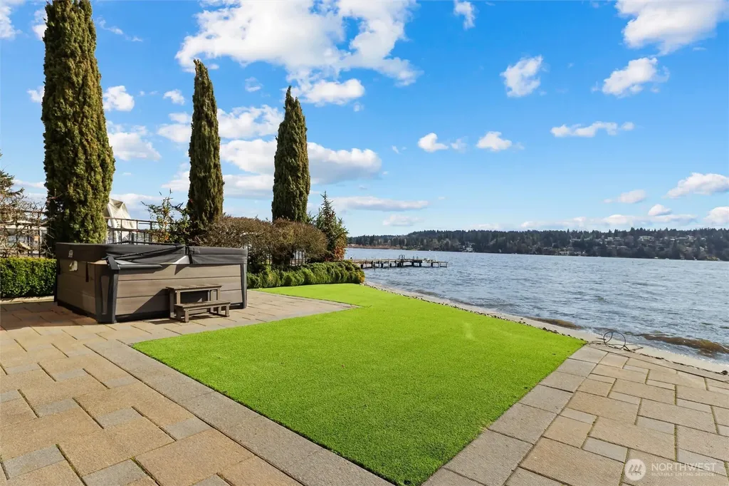 4701 NE Shore Place Lake Forest Park WA 98155