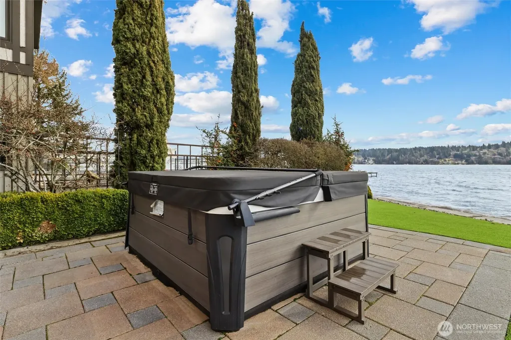 4701 NE Shore Place Lake Forest Park WA 98155
