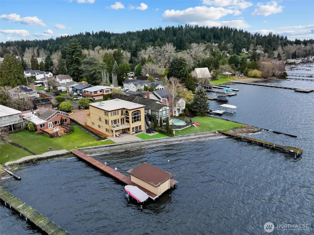 4701 NE Shore Place Lake Forest Park WA 98155