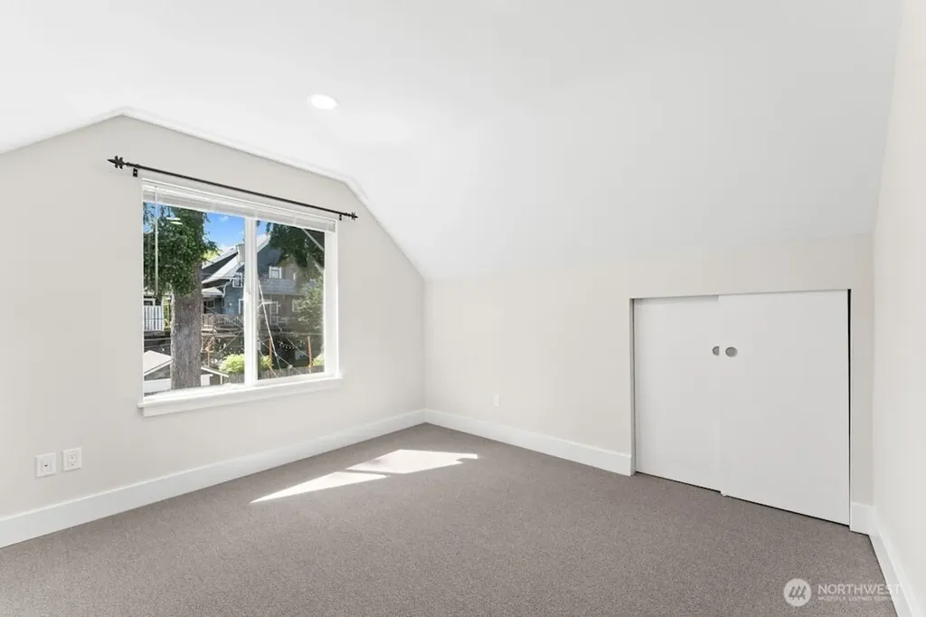 5243 19th Avenue NE Seattle WA 98105