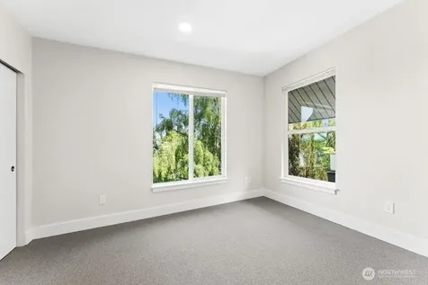 5243 19th Avenue NE Seattle WA 98105