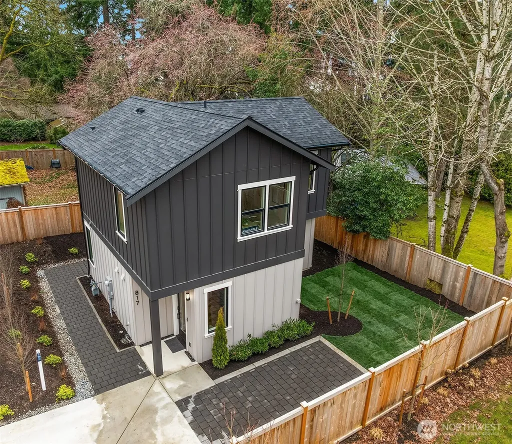 817 18th Avenue W Kirkland WA 98033