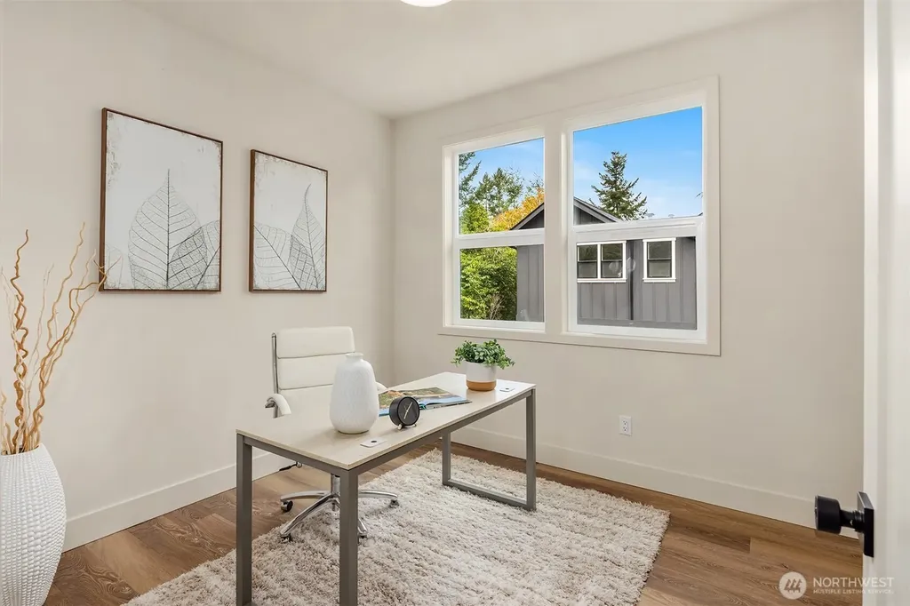 817 18th Avenue W Kirkland WA 98033