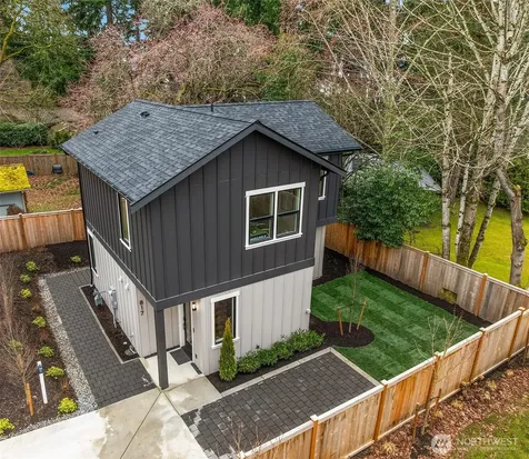 817 18th Avenue W Kirkland WA 98033