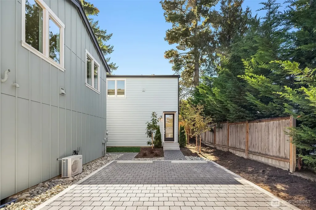 641 18th Avenue W Kirkland WA 98033