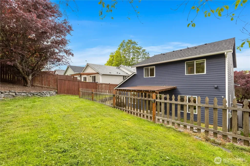912 25th Avenue SW Puyallup WA 98373