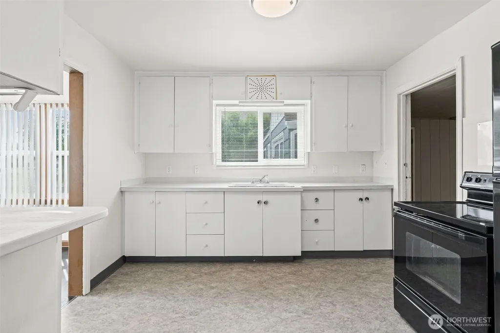 205 W Saar Street Kent WA 98032