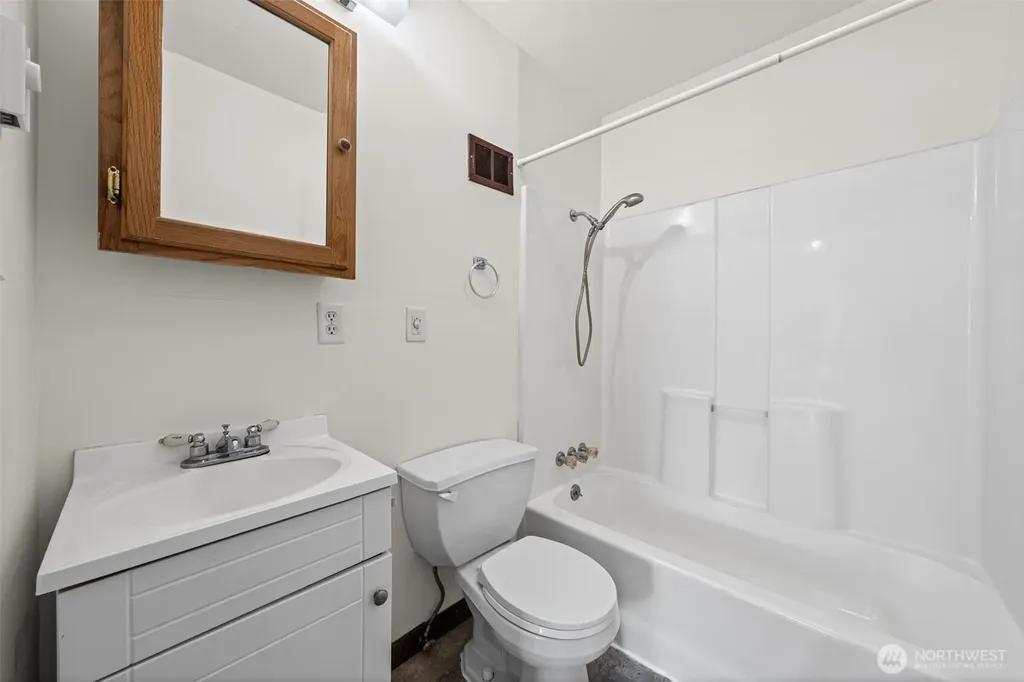 205 W Saar Street Kent WA 98032