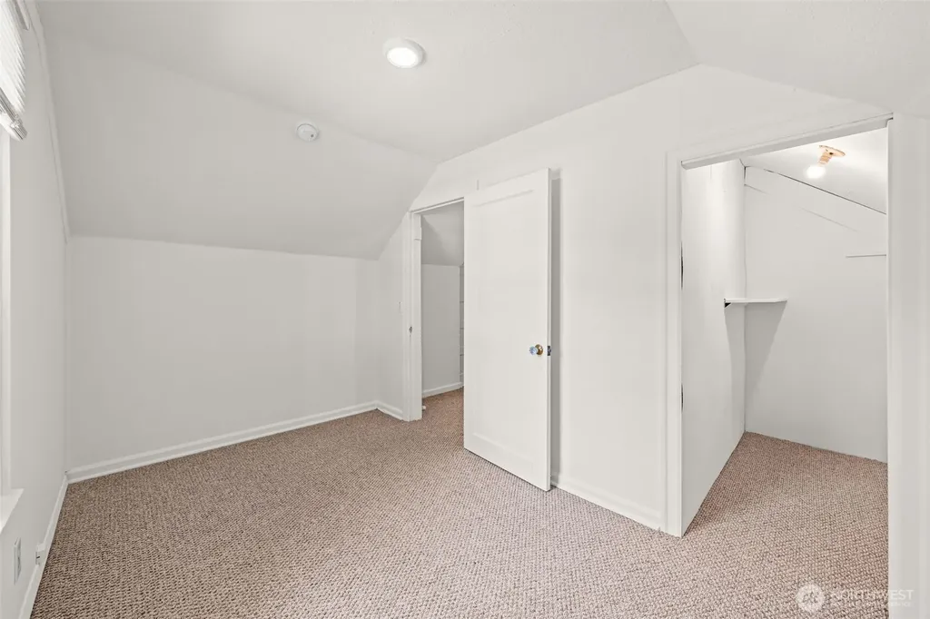 205 W Saar Street Kent WA 98032
