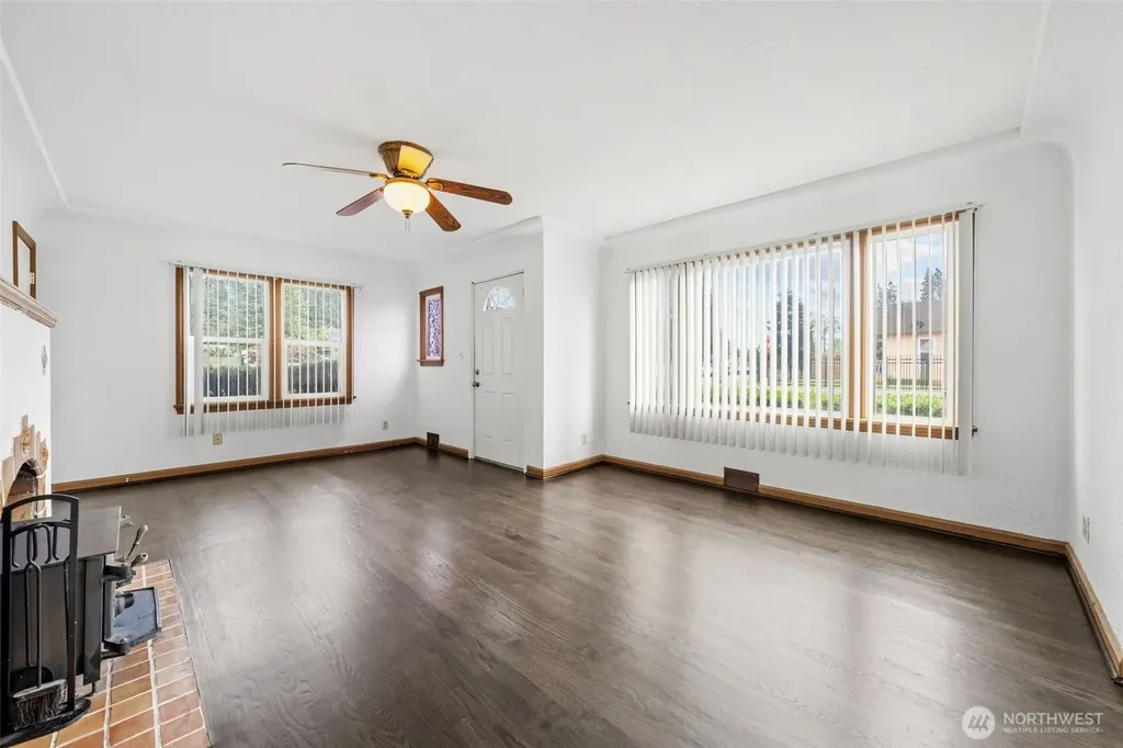 205 W Saar Street Kent WA 98032