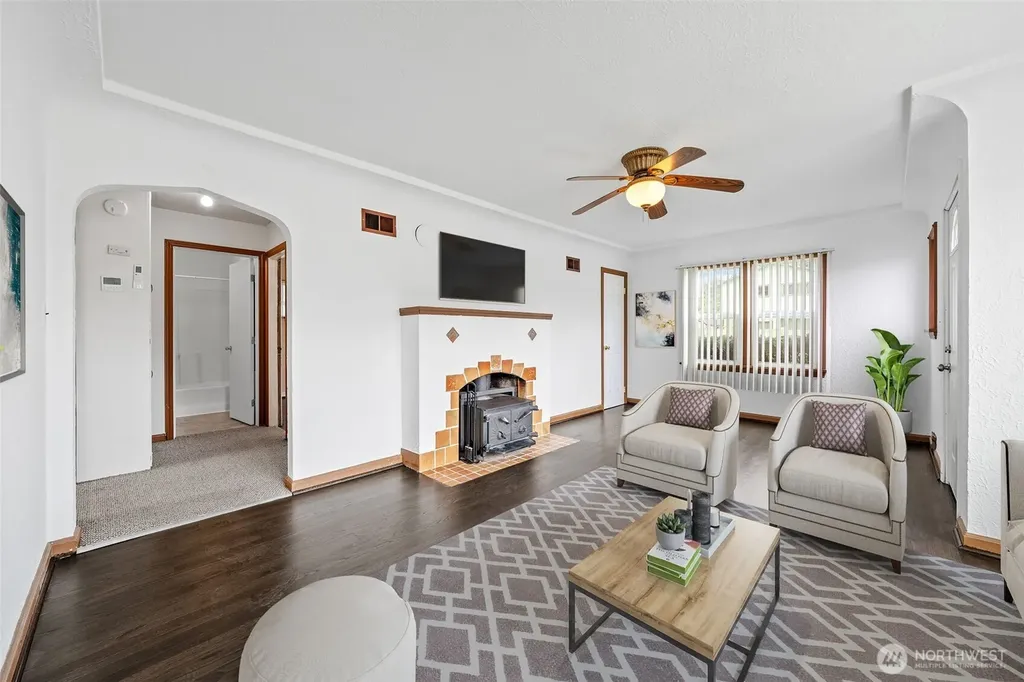 205 W Saar Street Kent WA 98032