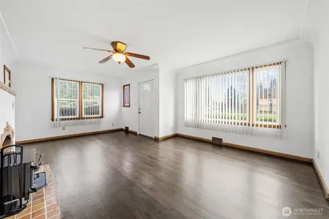 205 W Saar Street Kent WA 98032