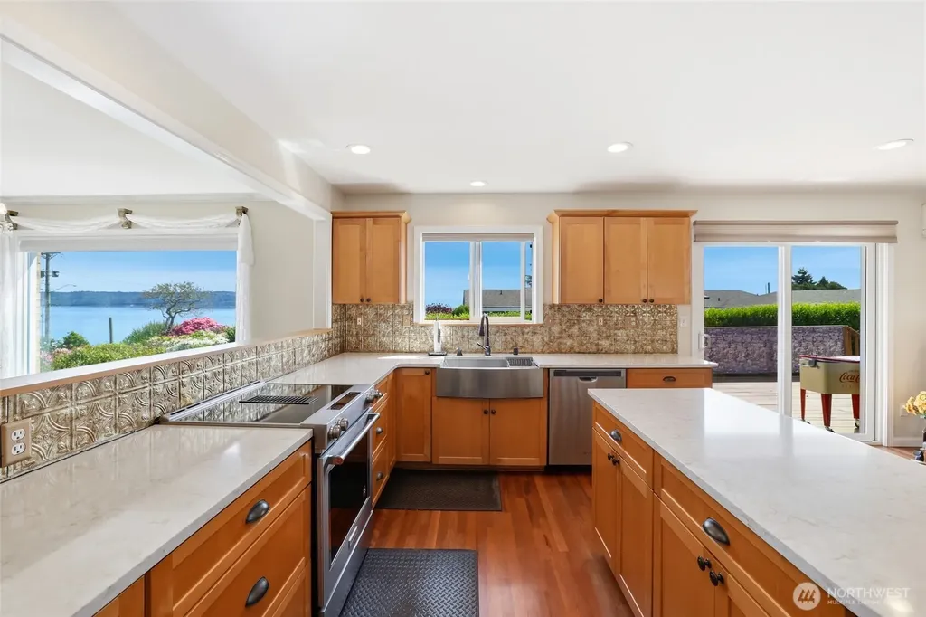 6917 Rainier Avenue Gig Harbor WA 98335