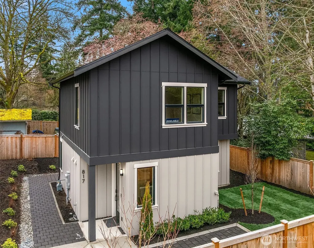 817 18th Avenue W Kirkland WA 98033
