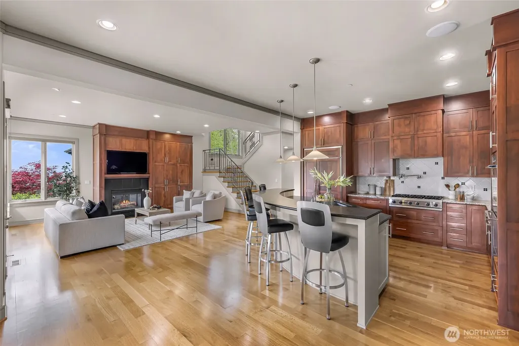 8451 SE 44th Street Mercer Island WA 98040