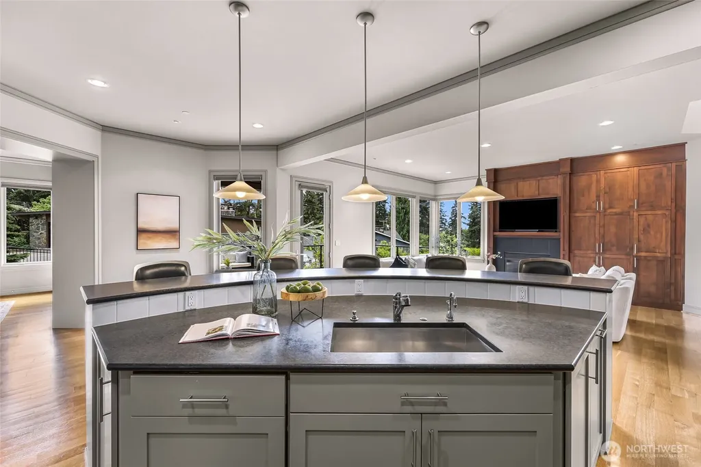 8451 SE 44th Street Mercer Island WA 98040