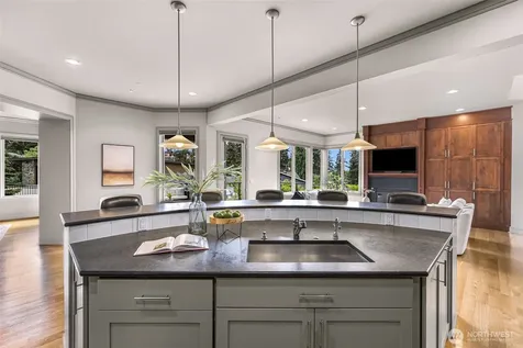 8451 SE 44th Street Mercer Island WA 98040