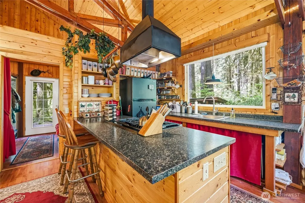 10707 Thompson Creek Road Deming WA 98244