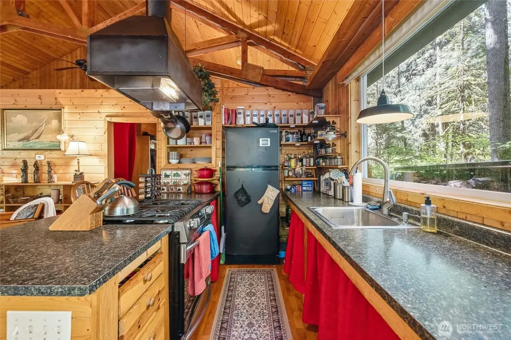 10707 Thompson Creek Road Deming WA 98244