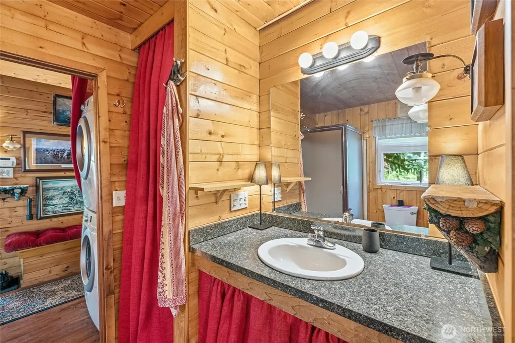 10707 Thompson Creek Road Deming WA 98244