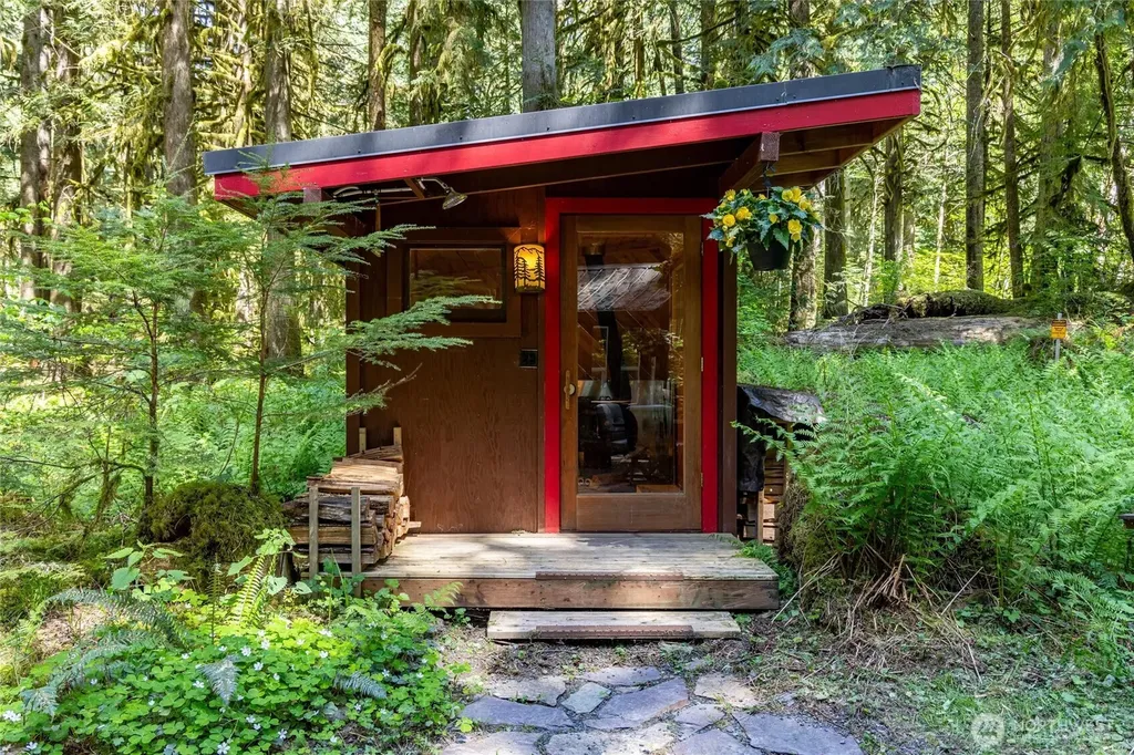 10707 Thompson Creek Road Deming WA 98244