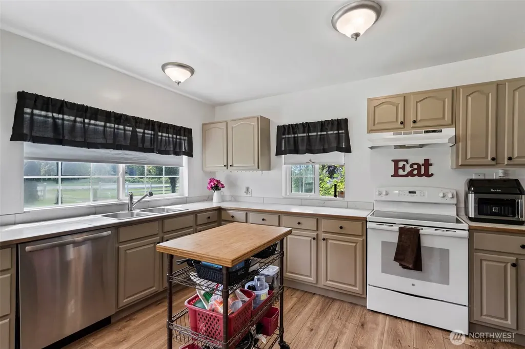 1519 Us Highway 12 Ethel WA 98542