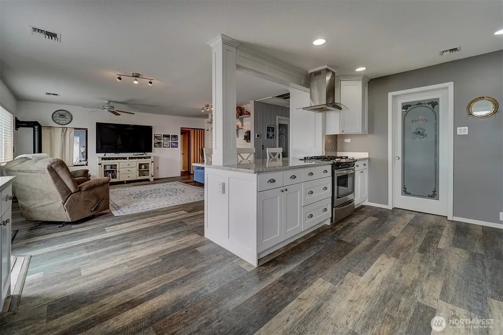 40590 N Us Highway 101 Lilliwaup WA 98555