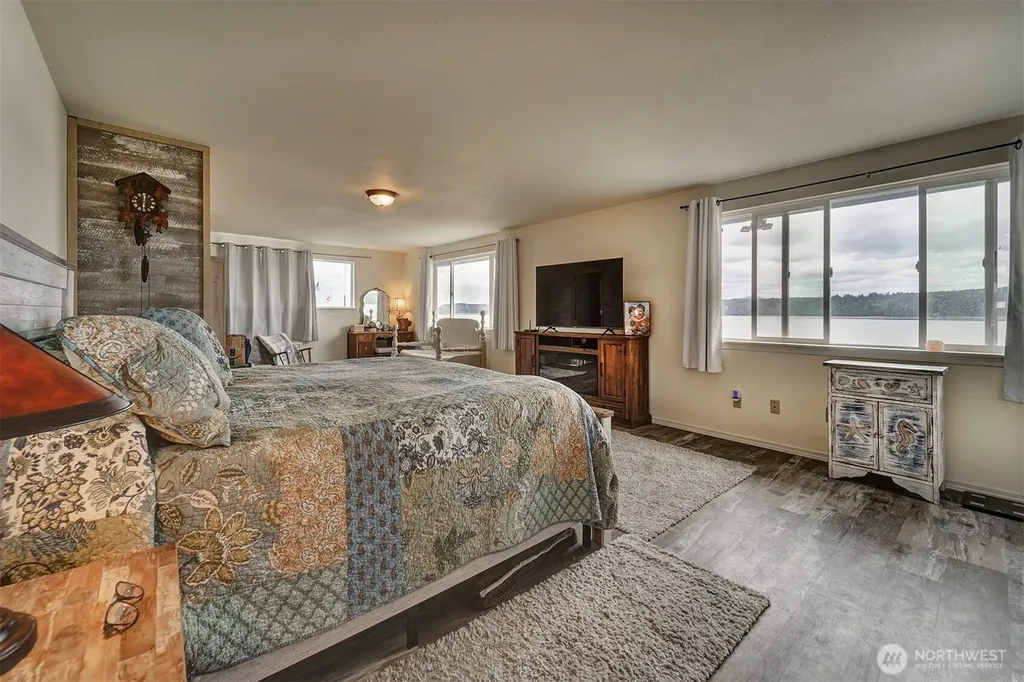 40590 N Us Highway 101 Lilliwaup WA 98555