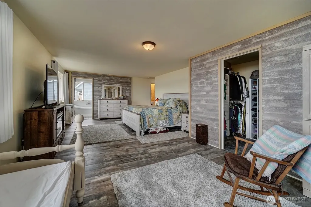 40590 N Us Highway 101 Lilliwaup WA 98555