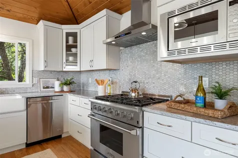 5930 Rose Loop NE Bainbridge Island WA 98110