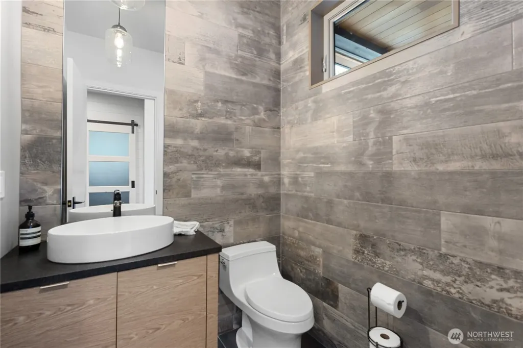 946 7th Court Fox Island WA 98333