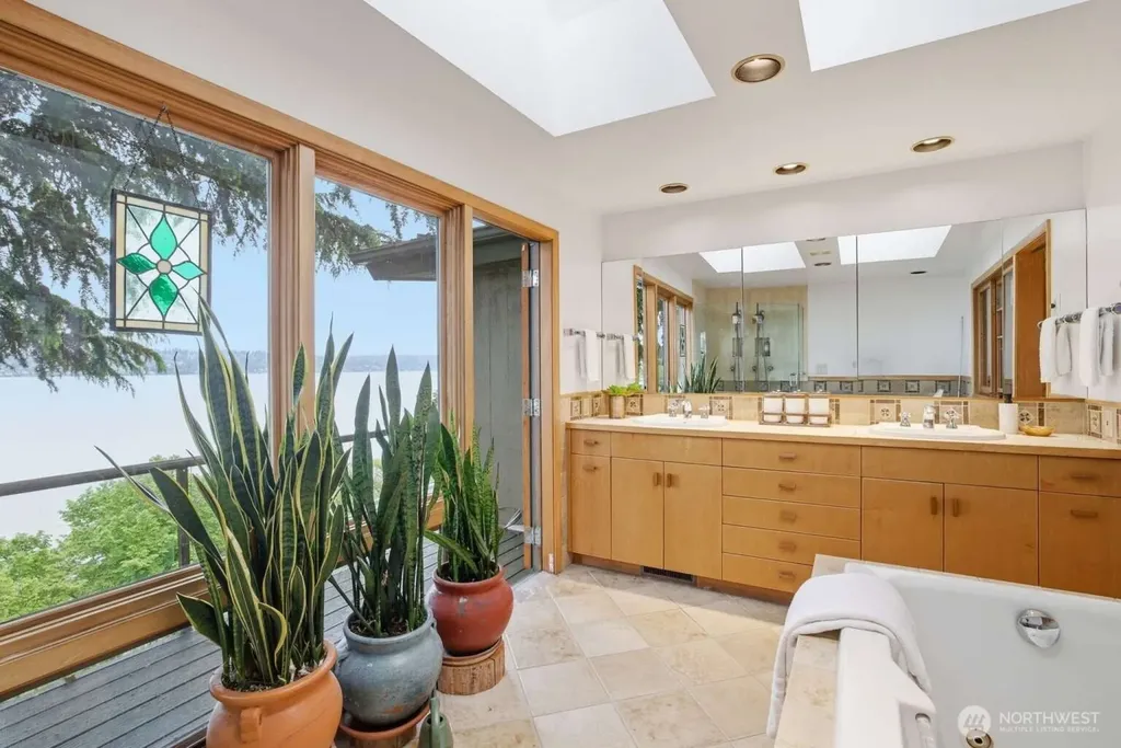 2514 Shoreland Drive S Seattle WA 98144