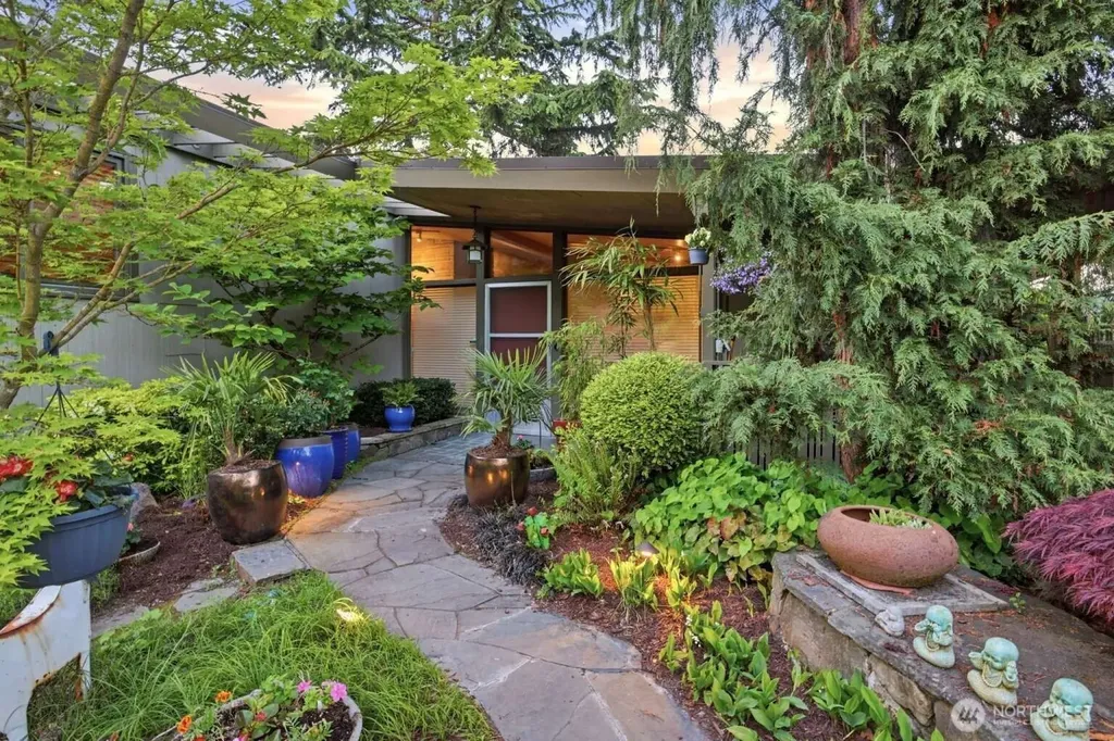 2514 Shoreland Drive S Seattle WA 98144