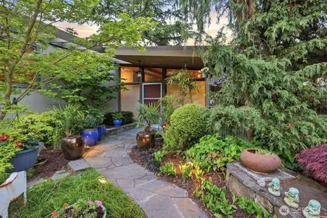 2514 Shoreland Drive S Seattle WA 98144