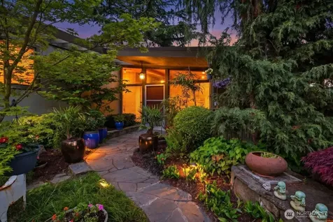 2514 Shoreland Drive S Seattle WA 98144