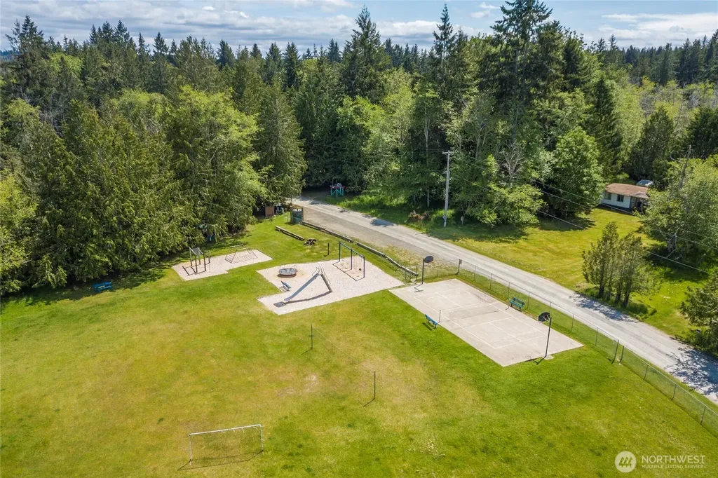 909 E Madrona Boulevard NW Lakebay WA 98349