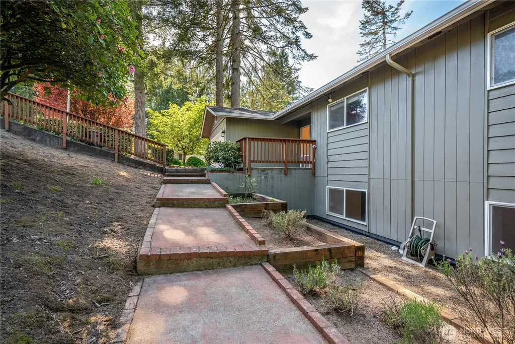 2441 W Lynnwood Drive Longview WA 98632