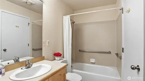 4528 8th Avenue NE Seattle WA 98105