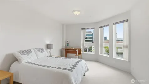 4528 8th Avenue NE Seattle WA 98105