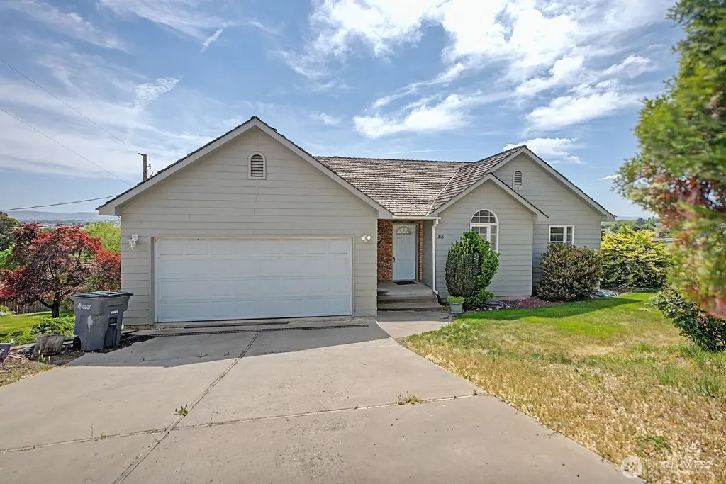 313 Peach Avenue Sunnyside WA 98944