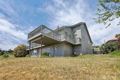 313 Peach Avenue Sunnyside WA 98944